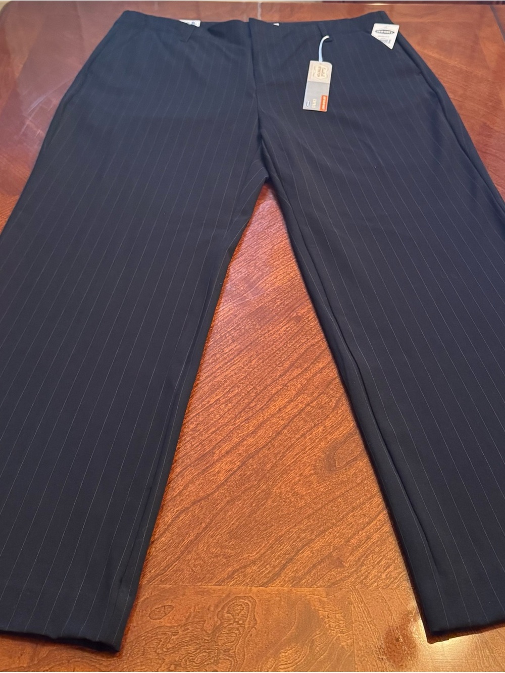 Old Navy Capris Women's Black Pinstripe Capris Size 6 **NWT** - Picture 2 of 13